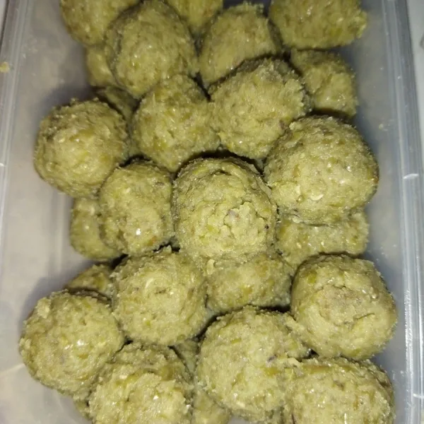 Agar memudahkan, bulatkan isian kacang hijau, besarnya tergantung besarnya onde-onde yang akan dibuat.