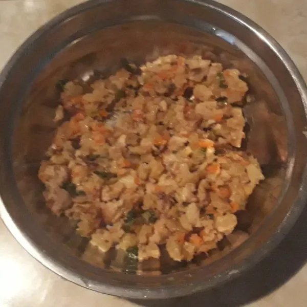Buat rogout daging ayam, wortel, daun bawang, dan bawang bombay cincang.