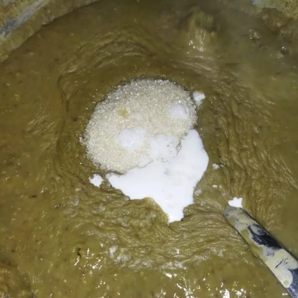Tuang kacang hijau yang sudah di blender ke dalam wajan, tambahkan gula pasir dan santan kental, aduk rata.
Masak dengan api kecil sambil diaduk-aduk hingga kacang hijau set dan mudah dibentuk, matikan api, biarkan hingga dingin.