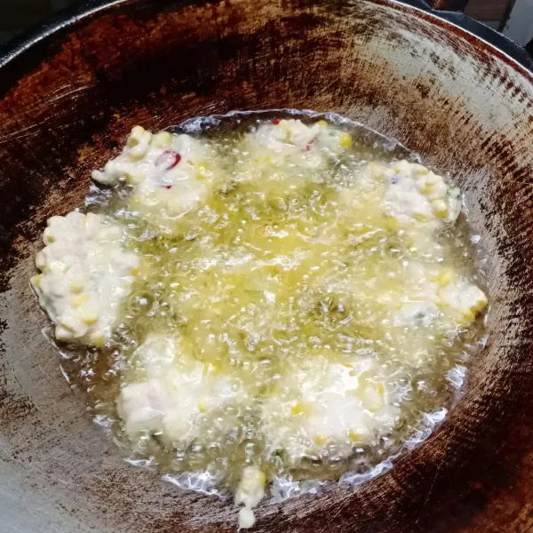 Panaskan minyak goreng. Masukkan adonan sesendok sesendok. Goreng sampai kuning keemasan.