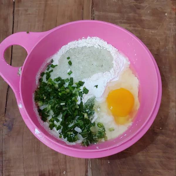 Campurkan tepung, irisan daun bawang, telur dan bumbu yang sudah dihaluskan.