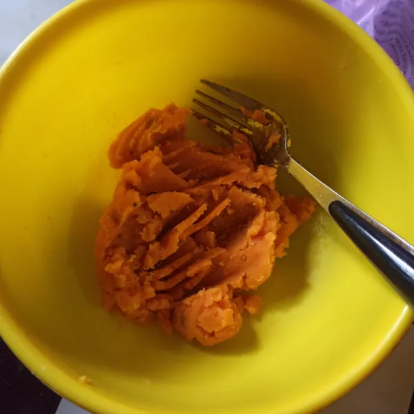 Haluskan ubi oranye yang sudah dikukus.