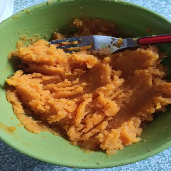 Dalam keadaan panas, hancurkan ubi oranye. 
Beri semua bahan kecuali minyak goreng.