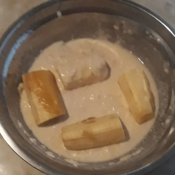Celupkan pisang ke dalam larutan basah.