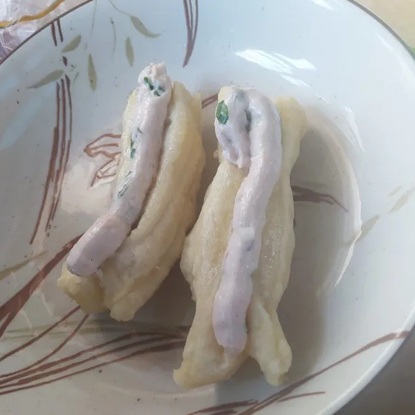 Semprot adonan isi diatas cakwe. Lalu goreng kembali hingga matang.