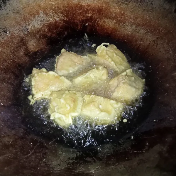 Celupkan tahu ke dalam adonan dan goreng di minyak panas hingga matang dan kekuningan, angkat dan siap disajikan.