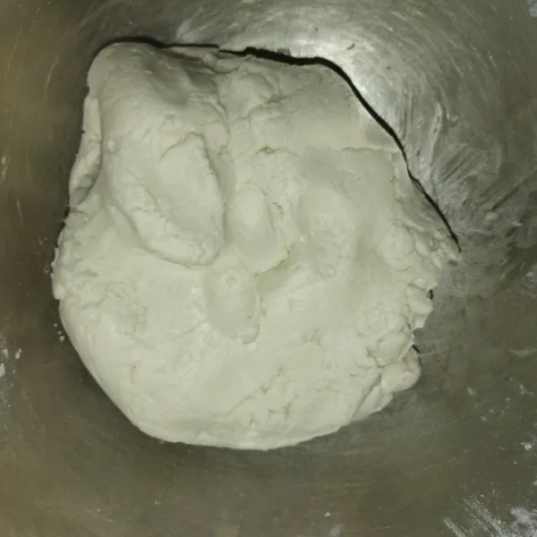 Aduk hingga semua bahan tercampur rata dan adonan bisa dibentuk.