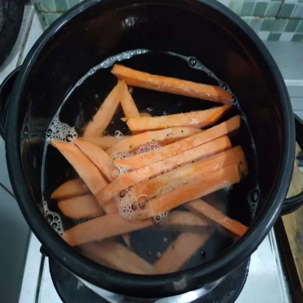 Kemudian masukkan ubi orange, rebus selama 5 menit.