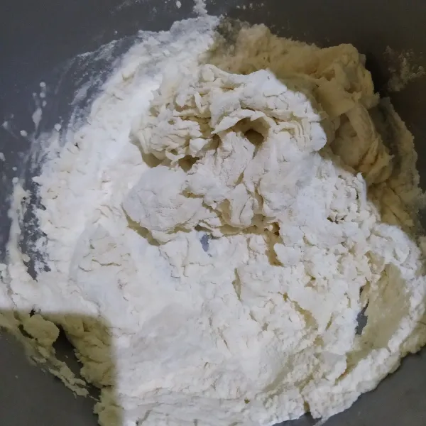 Campur bahan lain cakwe dan bahan biang. Uleni hingga kalis.