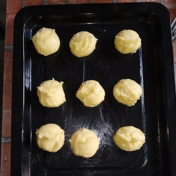 Olesi loyang dengan margarin tipis-tipis, ambil adonan secukupnya dengan scoop es krim, letakkan pada loyang.