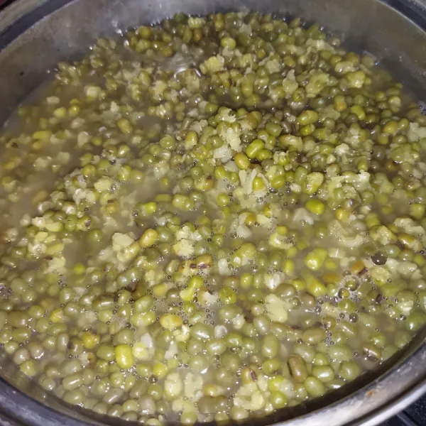 Untuk membuat isian, rebus kacang hijau hingga matang, saya rebus kacang hijaunya dengan menggunakan metode 5-30-7.
Lalu tiriskan, kemudian blender kacang hijau hingga halus.