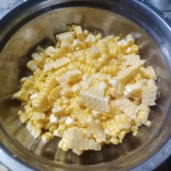 Bersihkan jagung kemudian iris.
