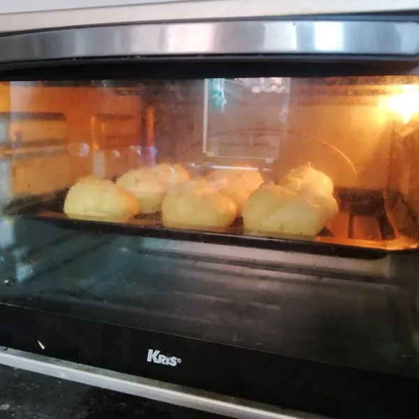 Panaskan oven dengan suhu 200°C api atas bawah, panggang adonan sus selama 20-30 menit (tergantung oven masing-masing). Biarkan dingin di atas cooling rack.