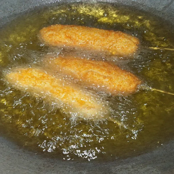 Kemudian goreng dalam minyak panas menggunakan api sedang, goreng hingga matang dan garing bagian luarnya.