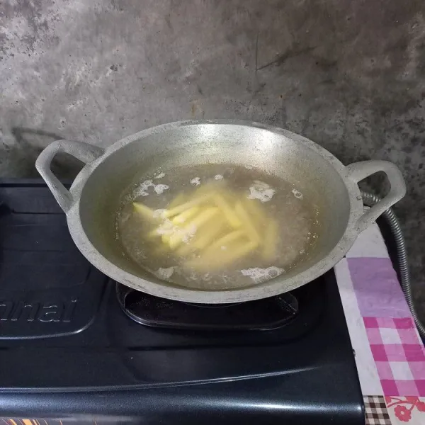Masukkan kentang dan rebus sampai air mendidih beberapa saat.
