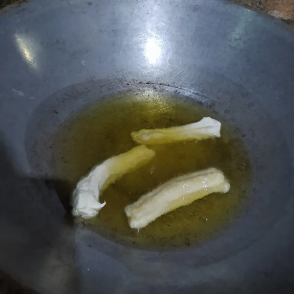 Panaskan minyak, goreng hingga 1/2 matang angkat. ( Asal mengembang ). Gunakan api sedang cenderung kecil.
