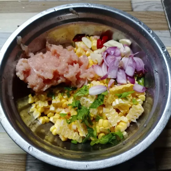 Masukkan daging ayam giling, seledri, irisan bawang merah, bawang putih dan cabe merah keriting.