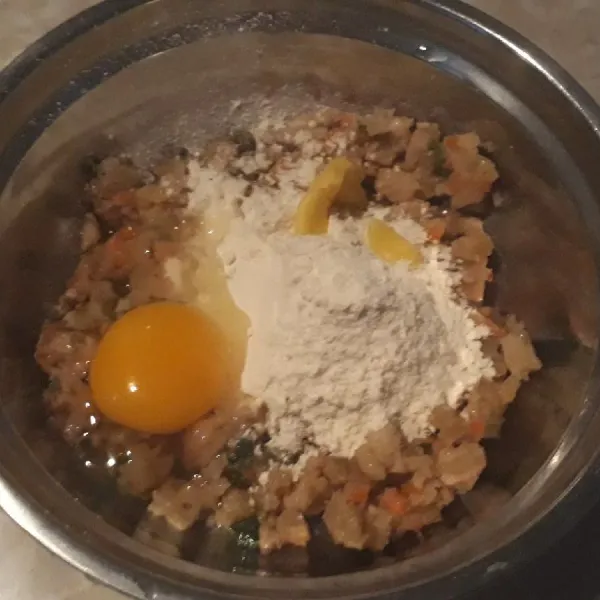Tambahkan tepung terigu dan telur, lalu aduk sampai tercampur rata.