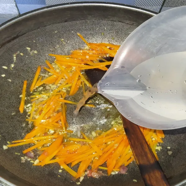 Kemudian masukkan wortel, tumis hingga wortel layu lalu tuang 120 ml air.