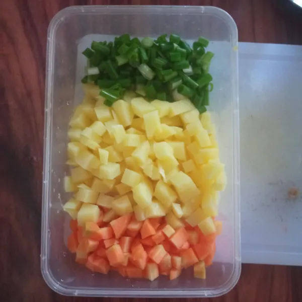 Potong kentang, wortel, dan daun bawang.