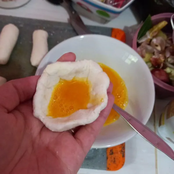 Ambil sekitar 50 gram adonan, isi dengan beberapa sendok telur kocok.