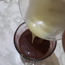 Tuangkan susu kental manis dan tepung agar aduk kembali hingga larut.