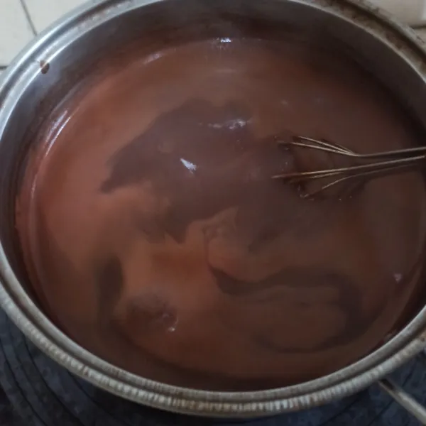 Panaskan di atas kompor hingga mendidih sambil terus diaduk.