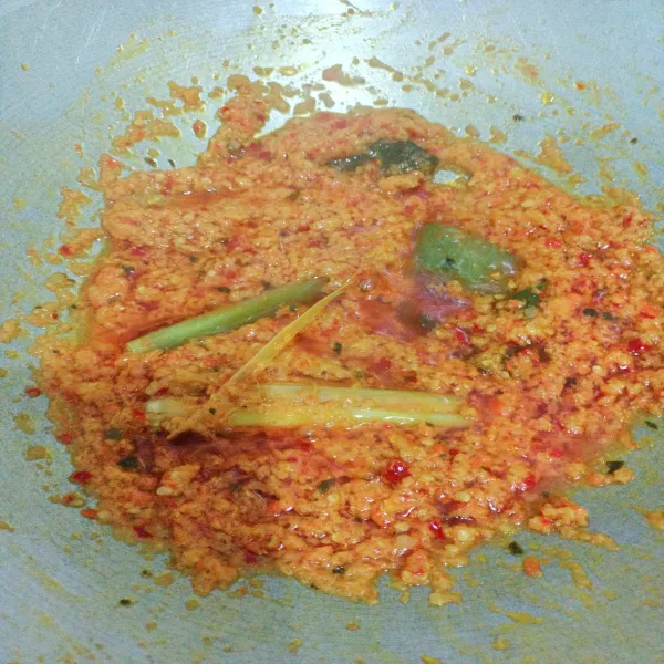 Masak hingga bumbu set dan berubah warna, masukkan garam, kaldu bubuk, kecap, garam, aduk rata dan koreksi rasa.