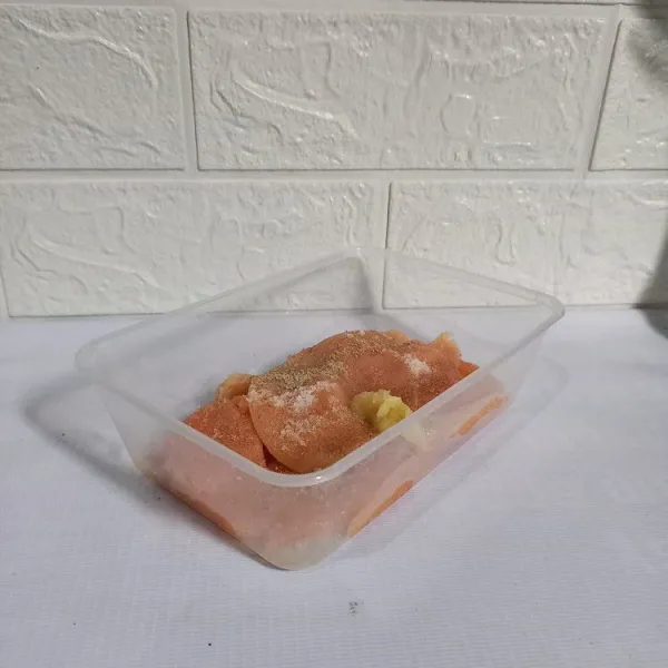 Iris tipis dada ayam. 
Pukul pelan-pelan dengan ulekan. 
Baluri dengan bumbu marinasi. 
Diamkan selama 5-10 menit sambil menyiapkan bahan lainnya.