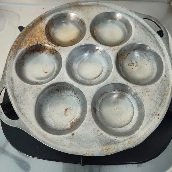 Siapkan cetakan maklor, tambahkan minyak goreng di setiap lubang. 
Biarkan sampai panas.