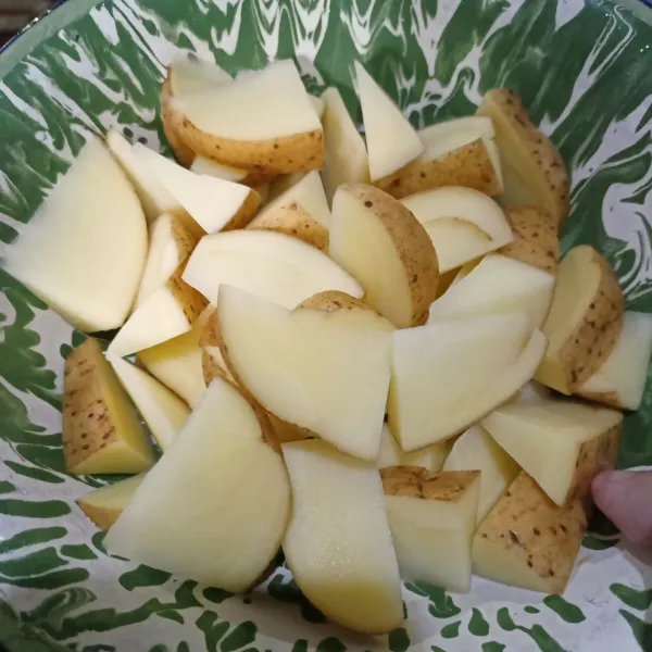 Kupas, potong, cuci bersih kentang.