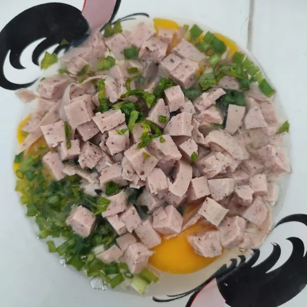 Masukkan sosis dan irisan seledri ke dalam mangkok.