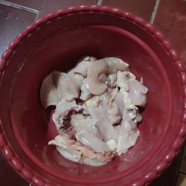 Bersihkan daging ayam lalu potong sesuai selera.