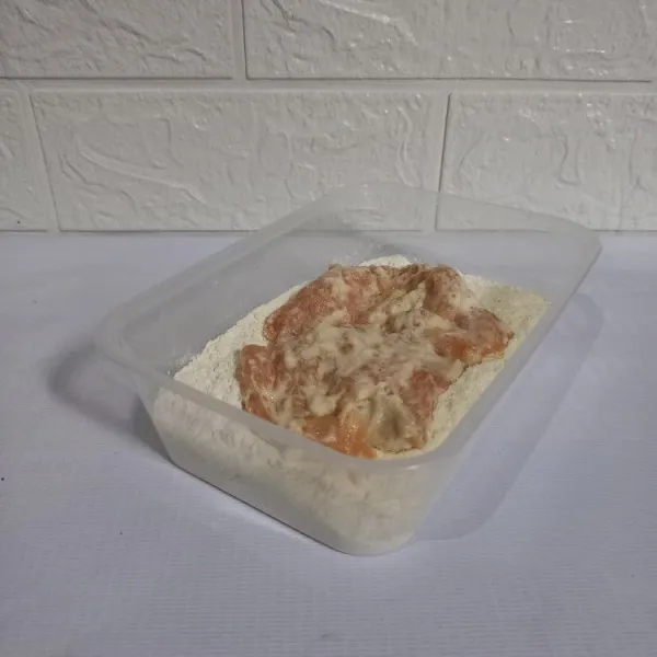 Baluri ayam dengan tepung pelapis kering.