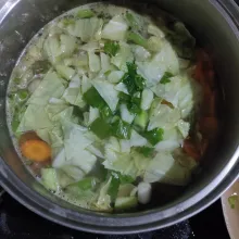 Masukkan kol putih, daun bawang dan seledri, aduk rata, masak hingga sayur matang lalu koreksi rasa, angkat dan siap disajikan.