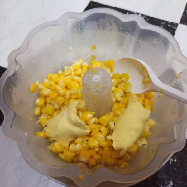 Dalam keadaan panas beri butter margarin.