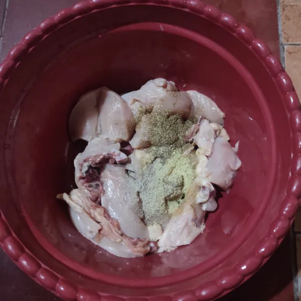 Masinasi ayam yang sudah dipotong dengan bumbu marinasi, aduk rata dan diamkan selama 15 menit.
