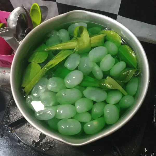 Masukkan kolang-kaling.