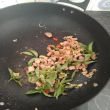 Tambahkan kemangi, hingga kemangi agak layu.