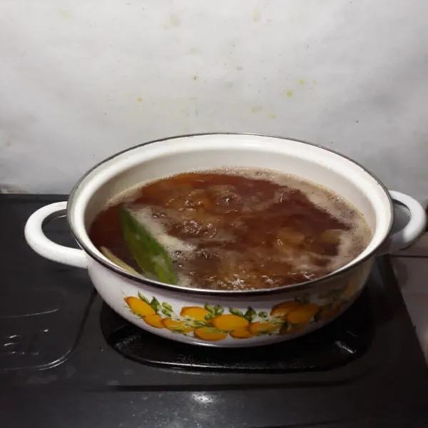 Masukkan kolang-kaling, gula pasir, gula jawa, cengkeh, kayu manis dan daun pandan ke dalam air mendidih, aduk rata.