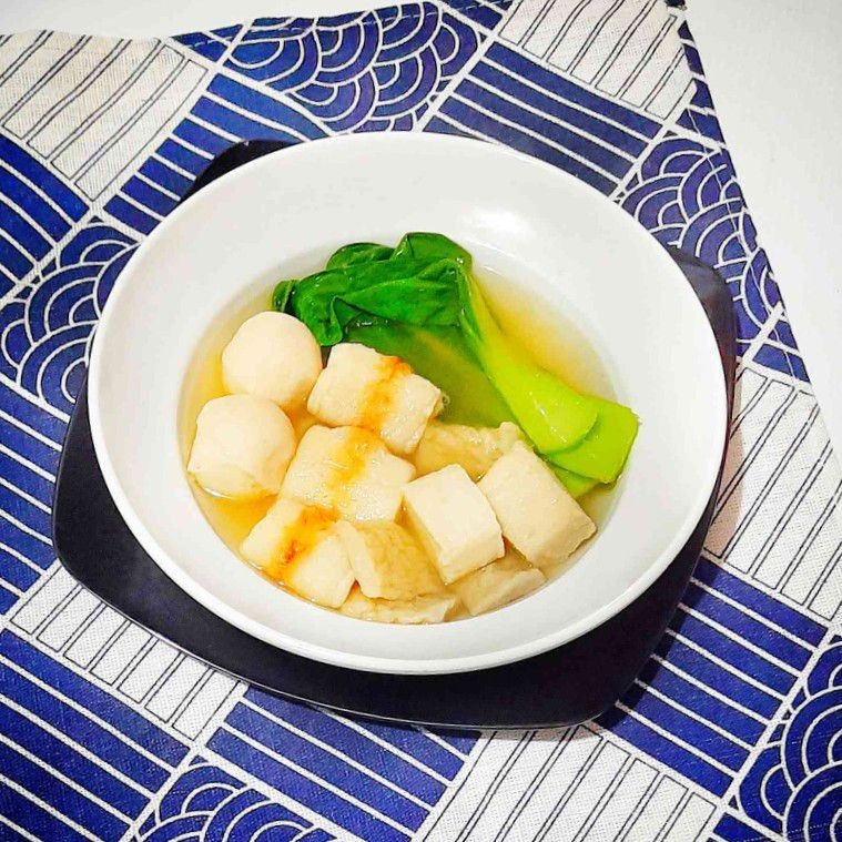 hidangan steamboat dengan kuah kaldu udang