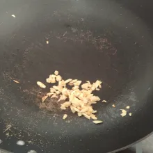 Tumis bawang putih hingga harum