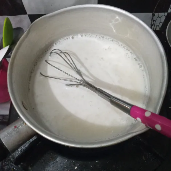 Didihkan santan, gula pasir, garam dan tepung maizena.
Aduk hingga tercampur rata.