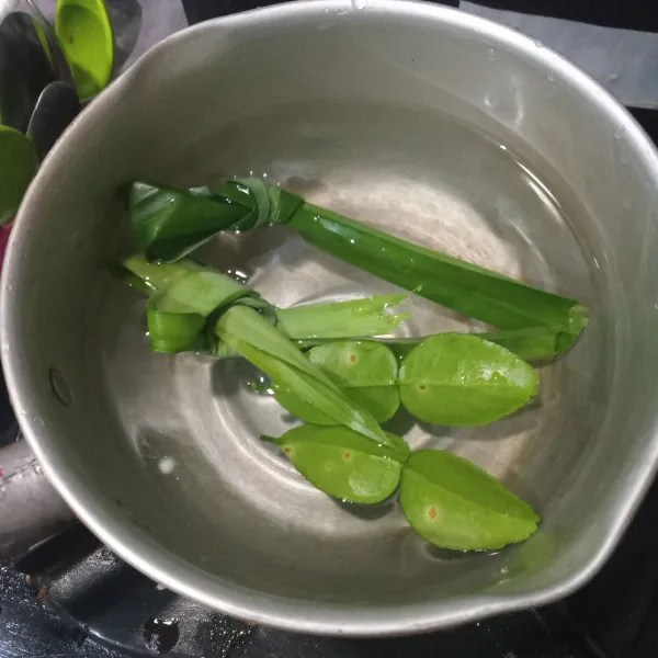 Didihkan air, daun pandan dan daun jeruk.