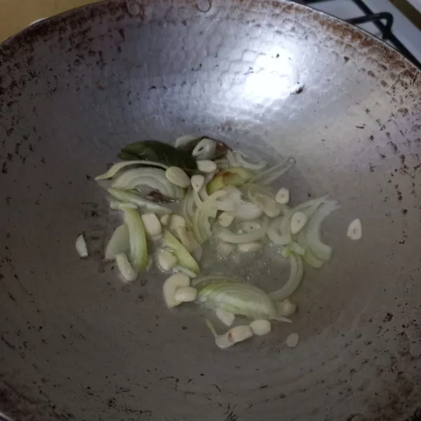 Tumis irisan bawang putih, bawang bombay dan daun salam hingga harum