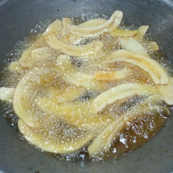Panaskan minyak goreng, masukkan pisang dan goreng dengan api sedang sambil sesekali diaduk.