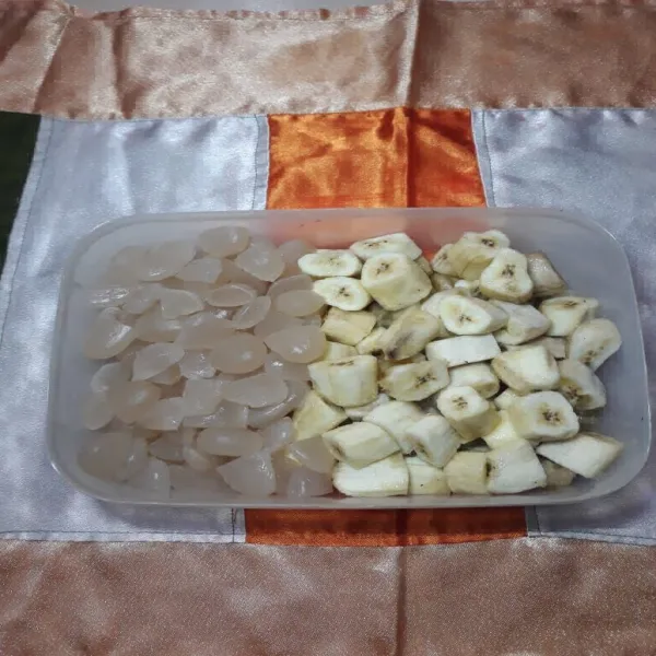 Kupas dan potong pisang, cuci bersih kolang-kaling.
