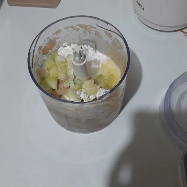 Tambahkan tepung tapioka, telur dan daun bawang, giling hingga rata.