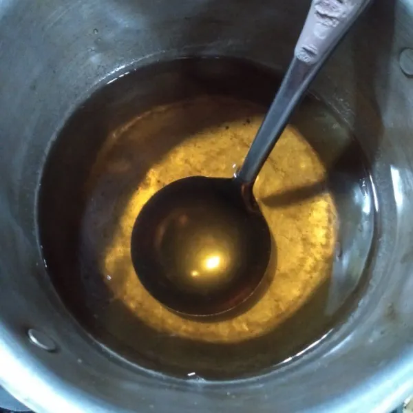 Rebus gula pasir dan air hingga mendidih dan gula larut, kemudian sisihkan.