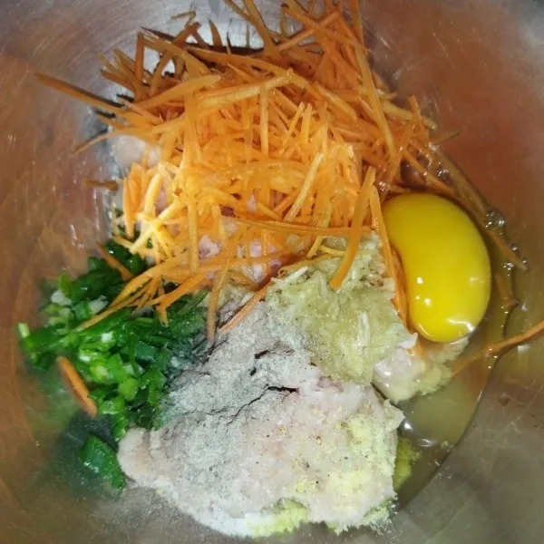 Lalu tambahkan wortel, daun bawang, telur, garam, kaldu bubuk dan lada bubuk, aduk rata.